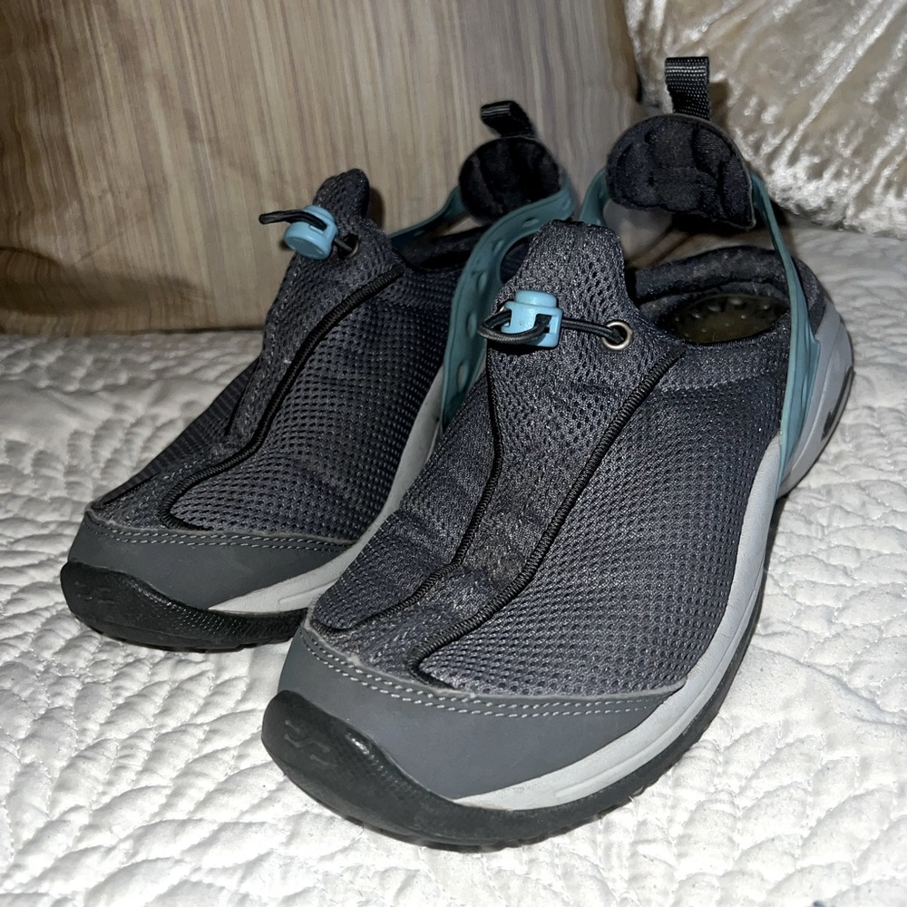 Dark grey and light teal green vintage Nike air heel athletic shoes